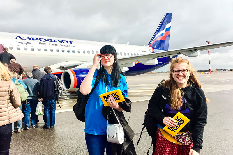 Merginos prie Aeroflot lektuvo