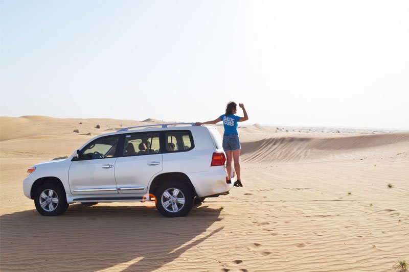 Mergina Dubajaus papludimyje