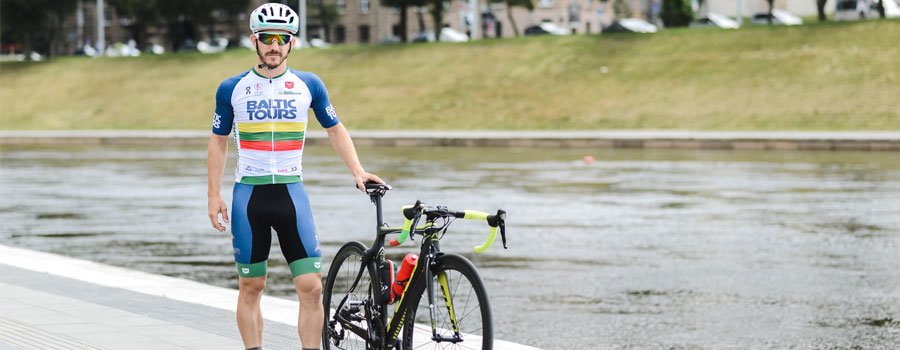 Alberto-standing-next-to-his-bike