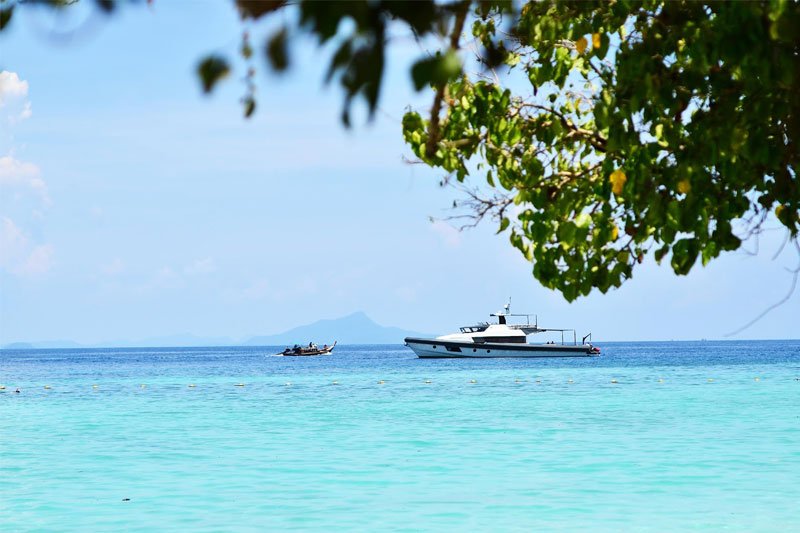 Tailande plaukiantis laivelis