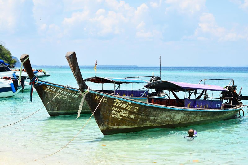 Krabi sala ir laiveliai krante