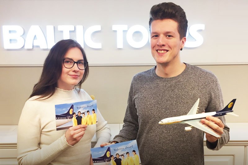 Indijos konkurso laimėtojai atsiema bilietus Baltic Tours biure