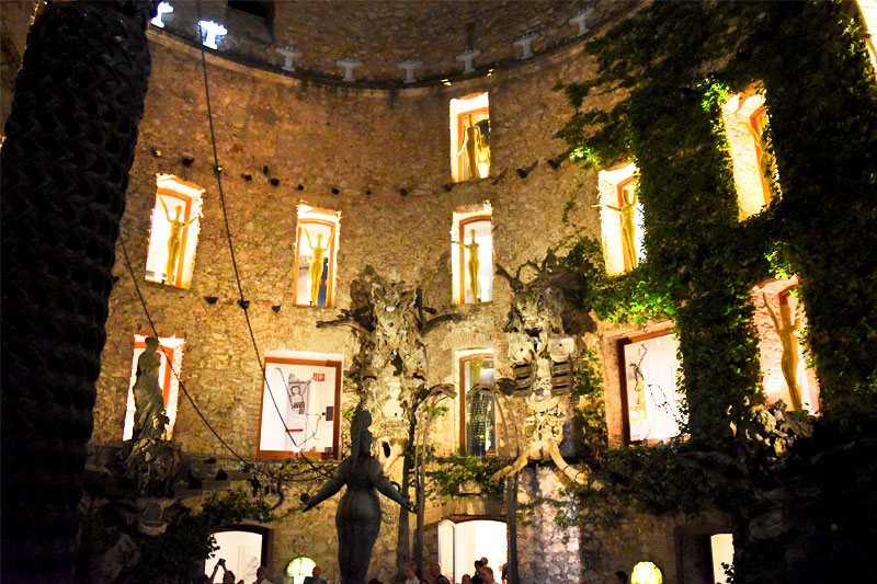 Salvador Dali muziejus naktį