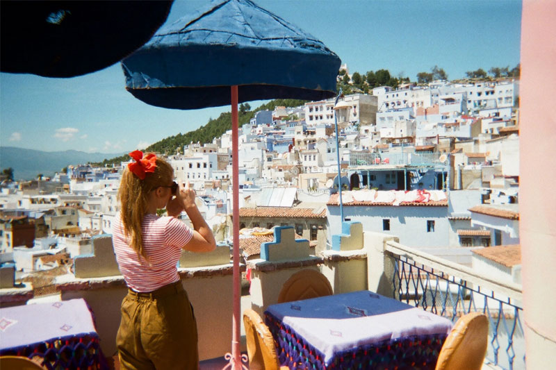 Fotografuojanti mergina Maroko panoramoje.