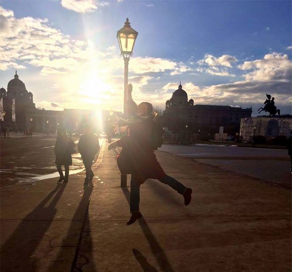 Viena, Austrija, centre saulės šešėlyje šokanti mergina