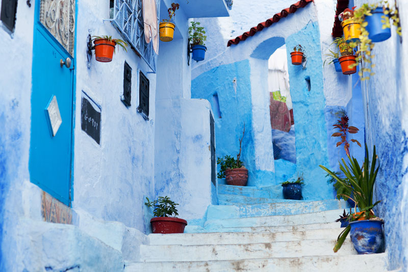 Maroko gatvelė su spalvotais vazonėliais