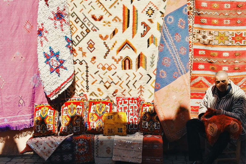 Vyras pardavinėjantis kilimus Maroke