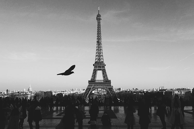 Žmonių minia prie Eifelio bokšto