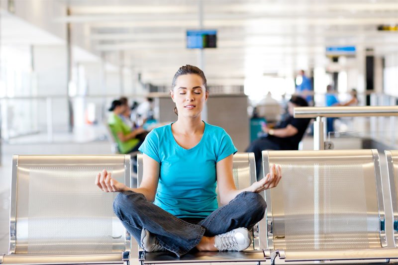 Mergina medituoja oro uoste